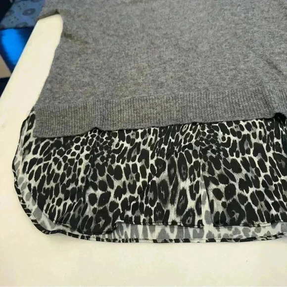 Tahari Gray Cashmere V-neck Sweater Silk Point Collar Lining Size Medium - Picture 5 of 11